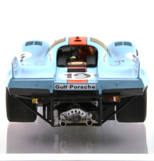 Modello in scala 1:32 di una Porsche 917K Gulf - vista posteriore.