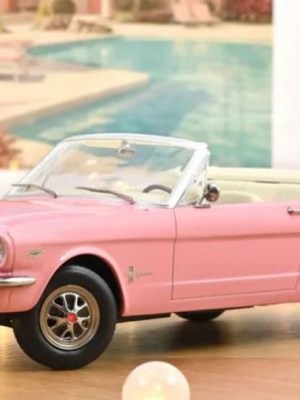 Norev celebra la Ford Mustang Convertible rosa di Playboy con un’edizione Excluweb